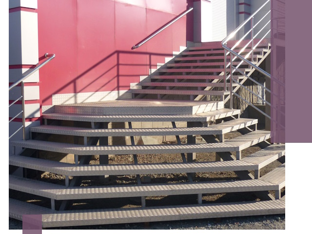 Лестницы для магазина в Луге — изготовление и монтаж