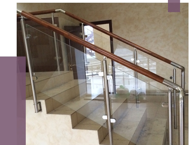 Комбинированные перила из металла и дерева в Луге