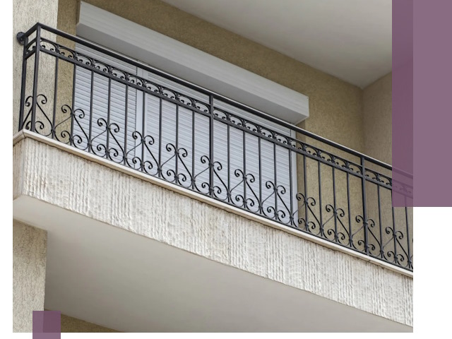 Балконные ограждения из металла и стекла в Луге для домов