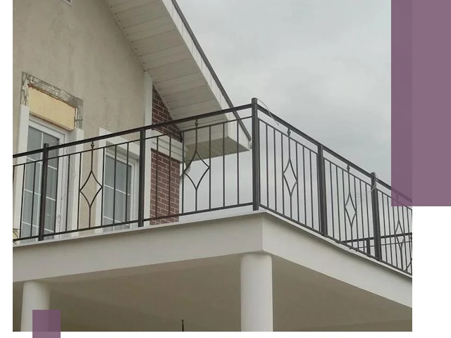 Изготовление балконных ограждений в Луге из металла и стекла