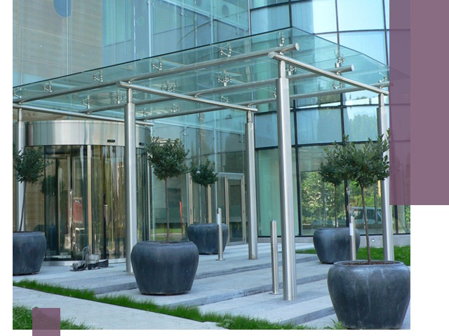 Навесы из стекла на заказ в Луге — монтаж и установка