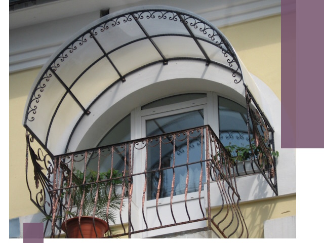 Козырьки над балконом в Луге — изготовление и монтаж