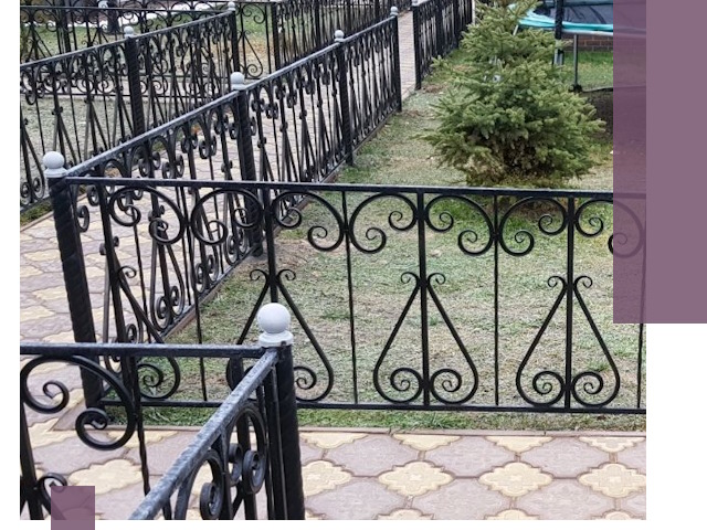 Кованые газонные ограждения под ключ в Луге